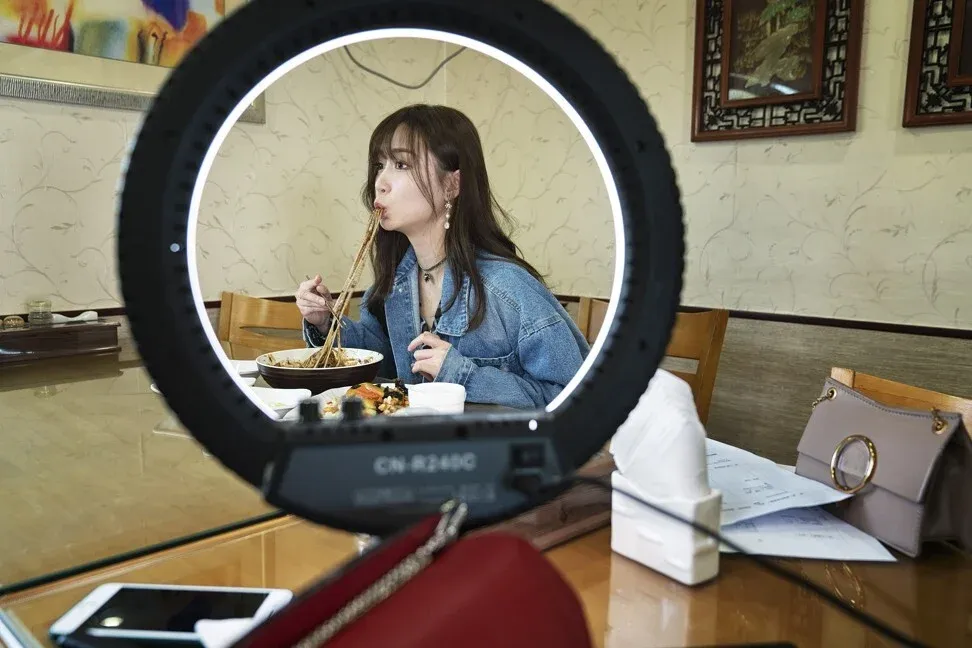 bi fan tay chay khi cong khai hen ho anh 1