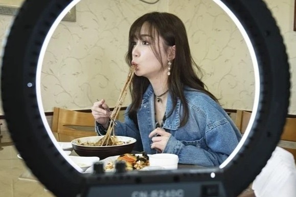 Nu streamer bi chui boi, giai nghe, phai tra gia vi cong khai ban trai hinh anh