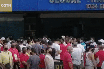 Bat chap lenh cam, nguoi dan Philippines do xo ra cho mua sam hinh anh