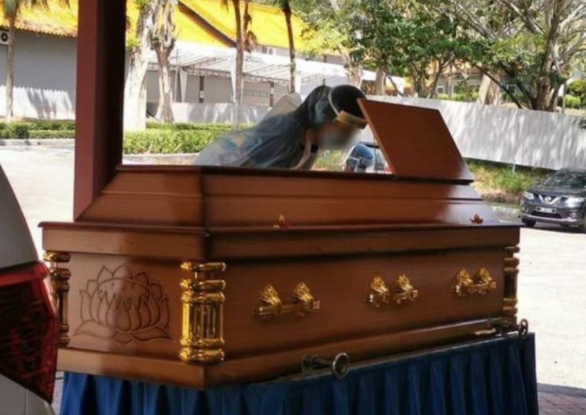 Malaysia pha le nhap canh, cho phep co gai ve nhin mat me lan cuoi hinh anh