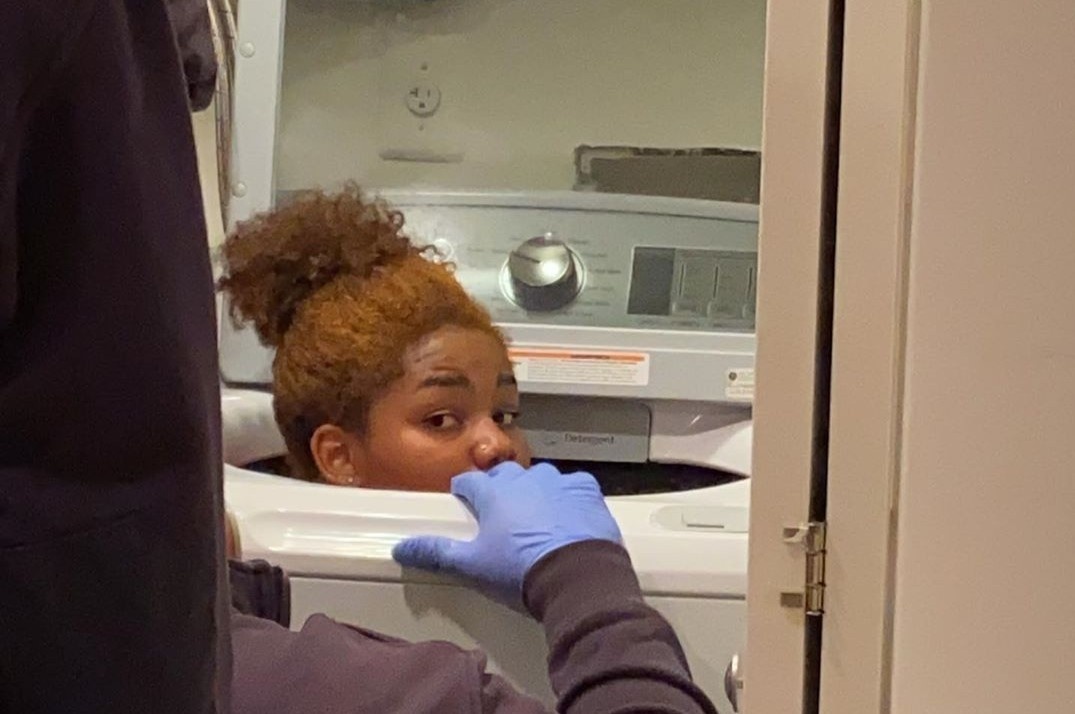 Doi cuu hoa phai giai cuu co gai mac ket vi tron vao trong may giat hinh anh