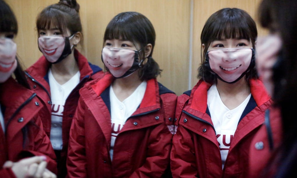 Tung bi ky thi, khau trang gio la hang hot tai phuong Tay hinh anh