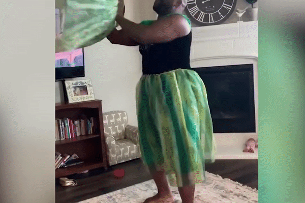 Bo hoa than thanh cong chua tuyet choi cung con gai hinh anh