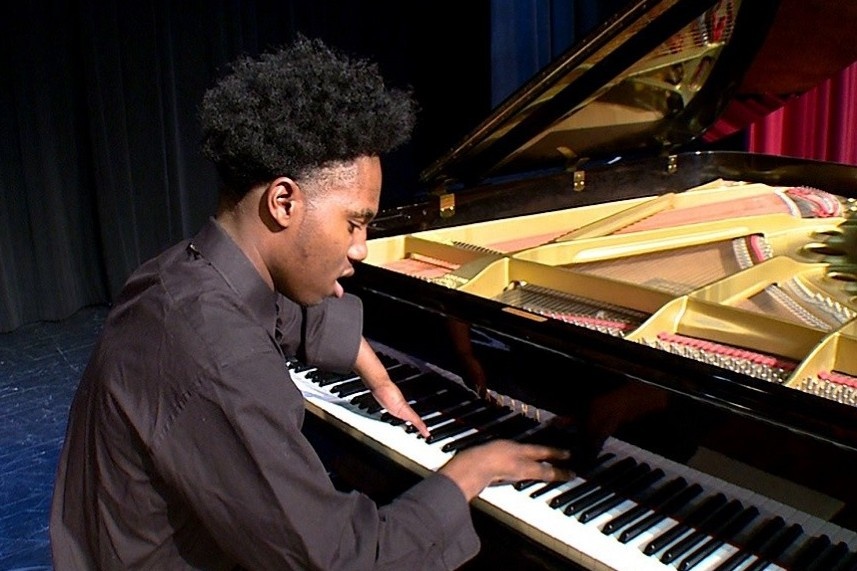 Sinh ra chi co 4 ngon tay, chang trai van choi piano dieu luyen hinh anh