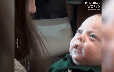 Em be khiem thinh hanh phuc khi nghe giong noi cua bo me lan dau tien hinh anh