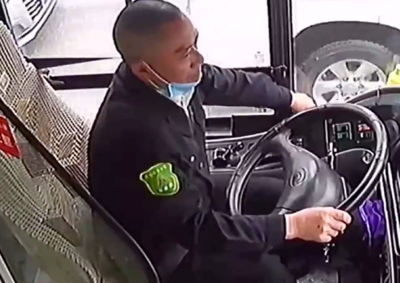 Tai xe co so tan hanh khach truoc khi qua doi hinh anh