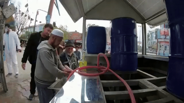 Kinh doanh dich vu xe rua tay, phun khu trung luu dong tren pho hinh anh