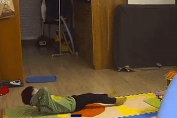 Cau be vua tap the duc vua bat khoc sau khi bi hoi ve can nang hinh anh