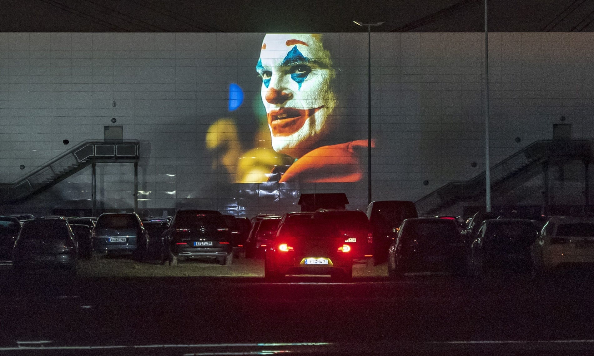 rap chieu phim ngoai troi hut khach nho dich anh 2