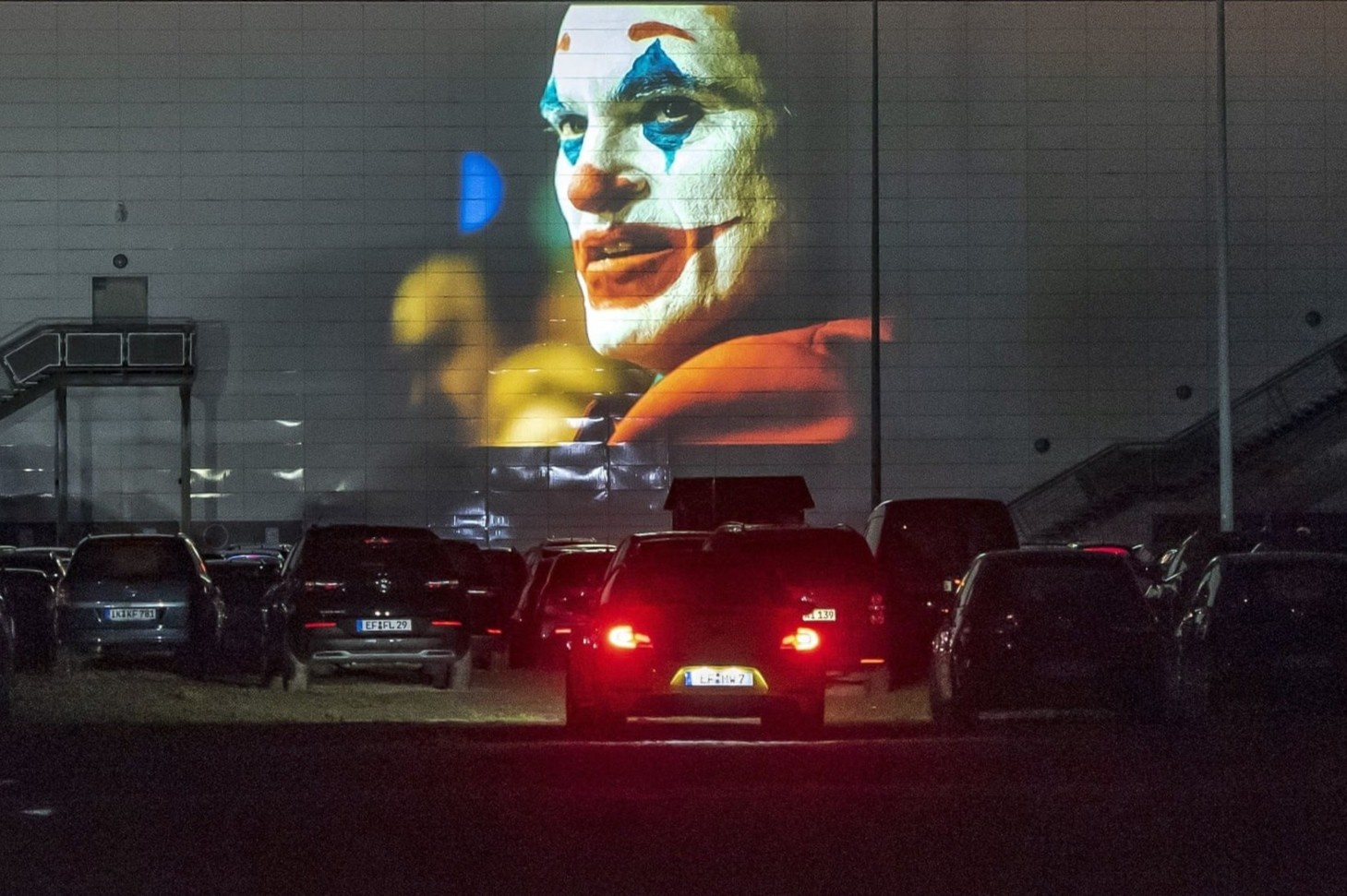 Trao luu xem phim o bai do xe bat ngo 'song lai' nho dich benh hinh anh