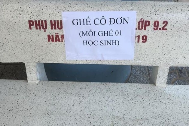 'Chiec ghe co don' nhac nho hoc sinh chi ngoi mot minh, khong tu tap hinh anh