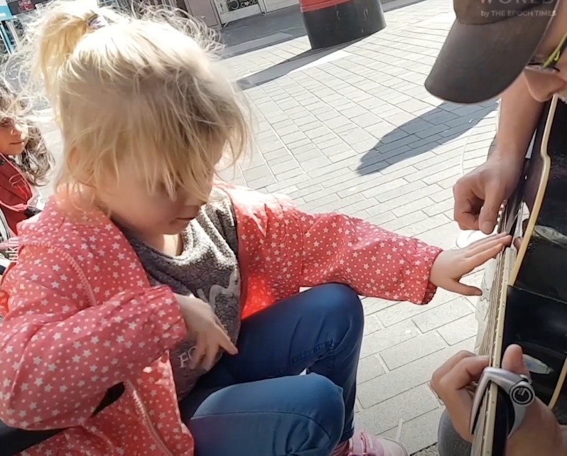 Em be tu ky, khiem thi van nhan biet duoc am nhac hinh anh