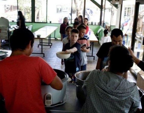 Cap vo chong gia tu cach ly, cham soc cung luc 31 dua tre hinh anh