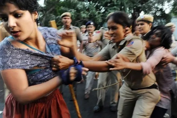 Co gai An bi duoi danh hoi dong, goi la 'corona' vi den tu vung dich hinh anh