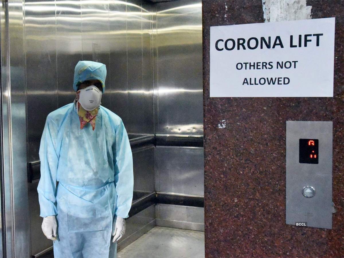 Gia dinh y ta Singapore bi hang xom quay roi, phun thuoc khu trung hinh anh