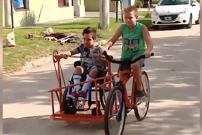 Cau be 11 tuoi tu che xe dao pho cung em trai tat nguyen hinh anh