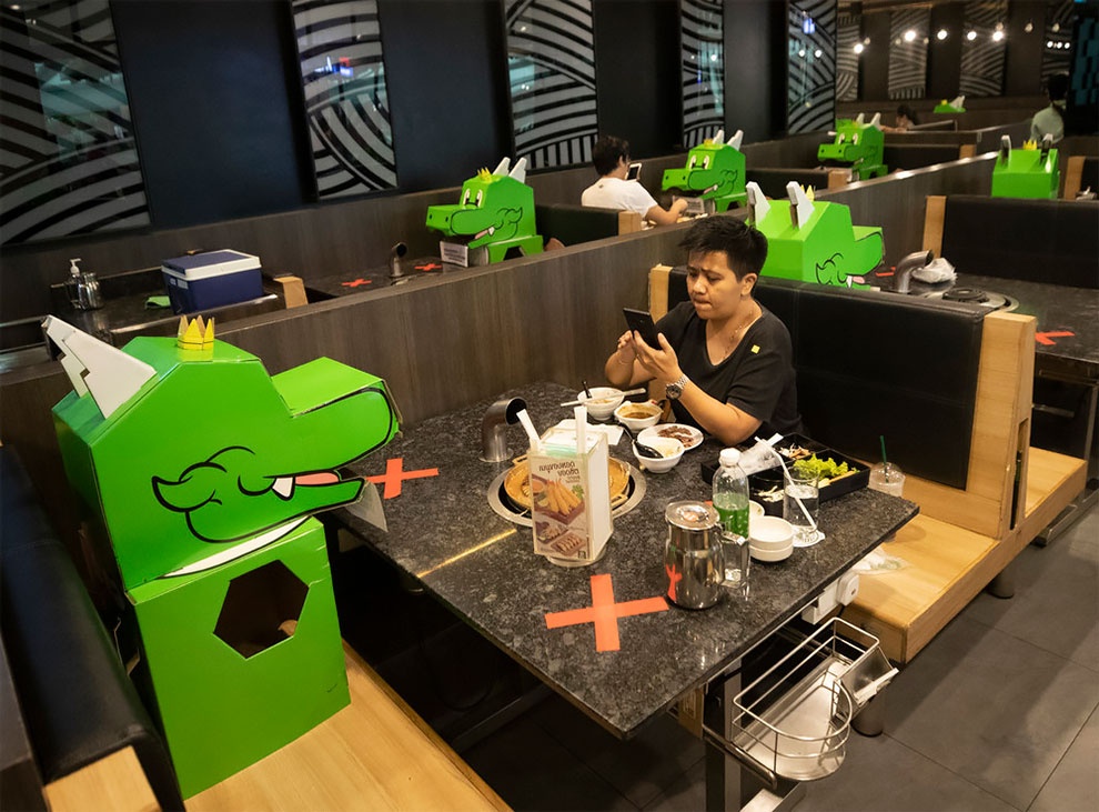 nha hang mo cua tro lai anh 1