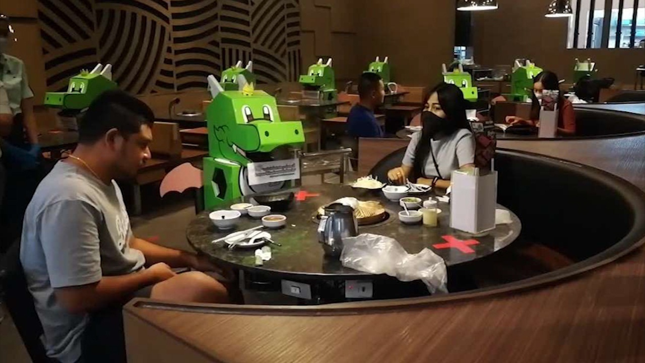 nha hang mo cua tro lai anh 2