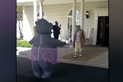 Con gai den om me o trai duong lao trong bo do ha ma hinh anh