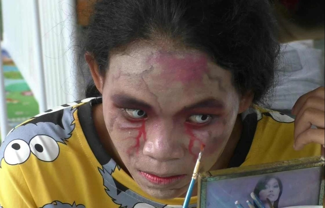 Nguoi phu nu noi tieng nho hoa trang thanh ma nu de ban hang hinh anh