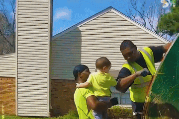 Cau be 3 tuoi hang ngay cho nhan vien don rac toi de tang do an hinh anh