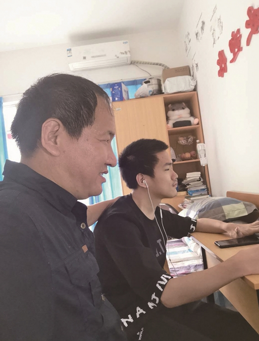 cha nuôi con bại não ăn học ảnh 1 cha nuoi con bai nao an hoc anh 1