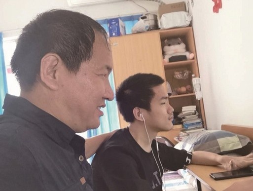 Con bai nao duoc cha dua toi giang duong hang ngay hinh anh