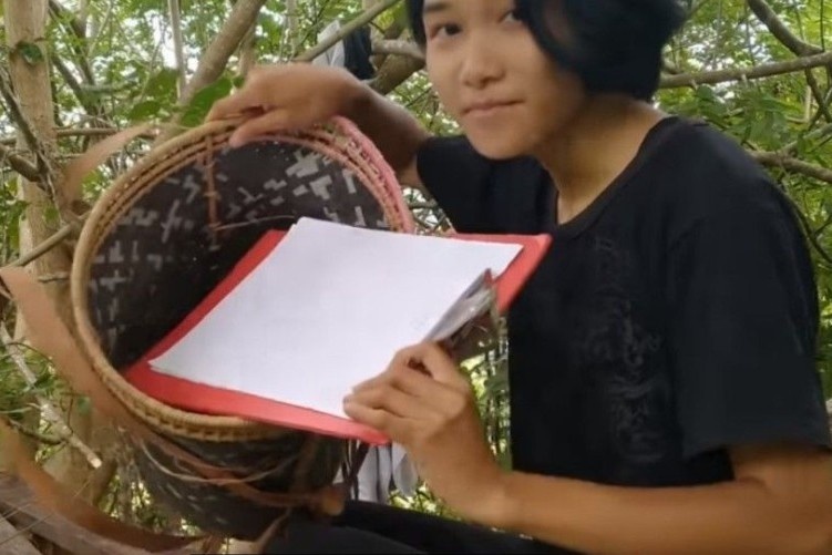 Co gai nhan hoc bong sau khi thuc dem tren cay, bat mang thi online hinh anh