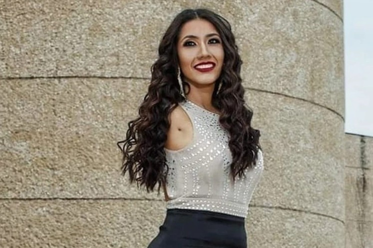 Co gai cut hai tay tu khi chao doi lot vao chung ket hoa hau hinh anh