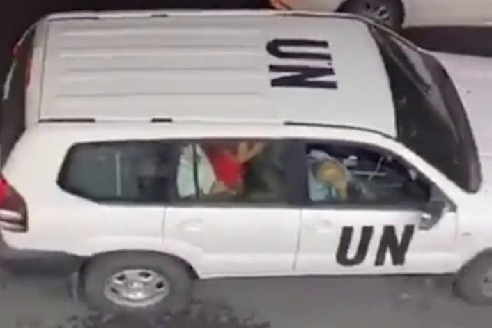 Duoi viec nhan vien Lien Hop Quoc quan he tren xe cong vu hinh anh