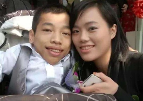 Chang trai cao 90 cm tu mo cong ty, ket hon voi thu ky cao 1,7 m hinh anh