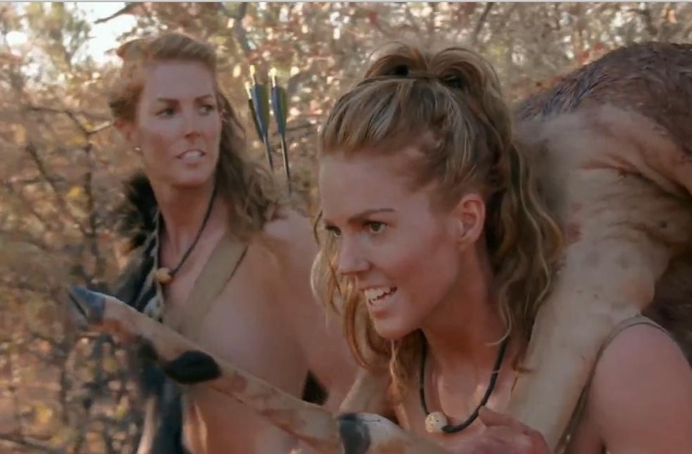 Chi em sinh doi khong quan ao, vuot qua 21 ngay sinh ton trong rung hinh anh