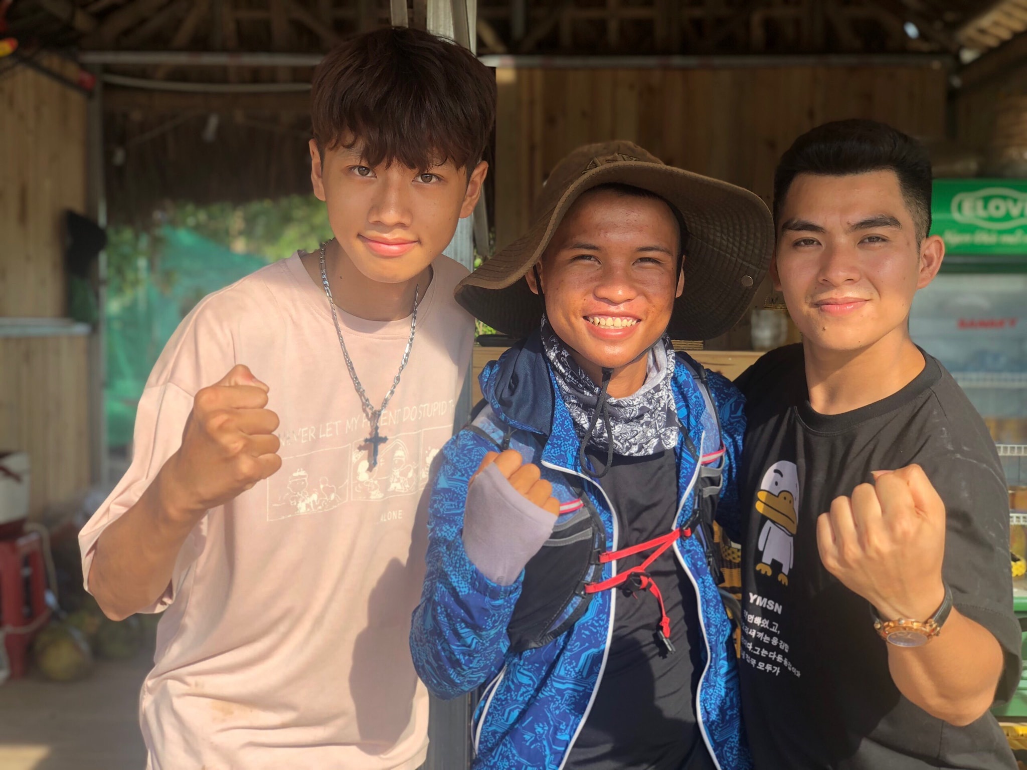 chang trai di bo xuyen viet anh 7