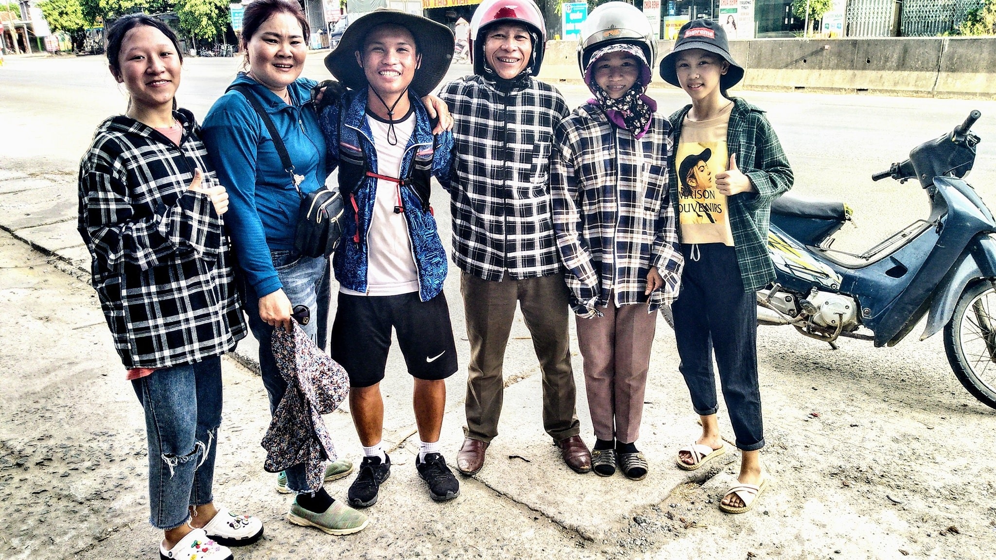 chang trai di bo xuyen viet anh 6