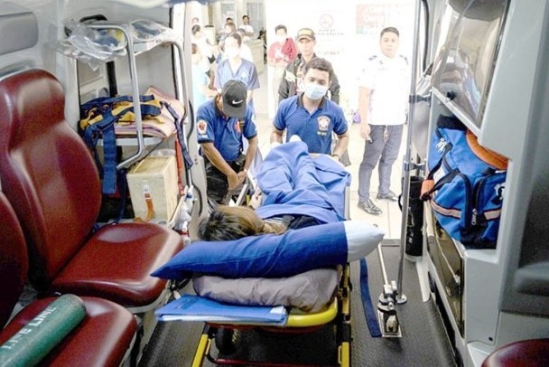 Cha nguy kich phai goi cap cuu, co gai Thai Lan bi tong dai treu choc hinh anh