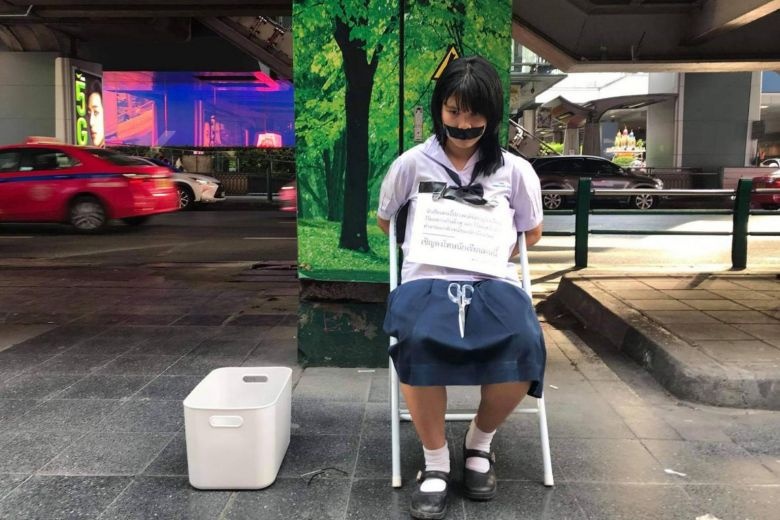 hoc sinh bieu tinh phan doi nha truong anh 1