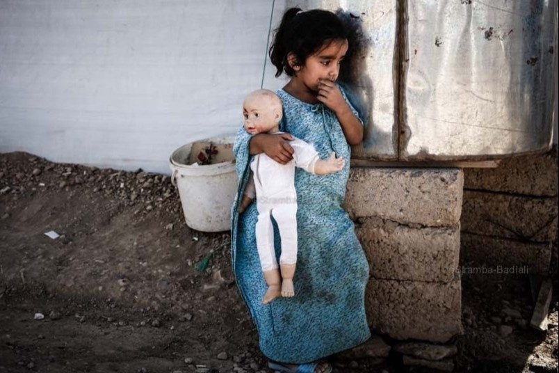 Gia dinh ti nan ban con gai vao nha tho voi gia 1 USD hinh anh