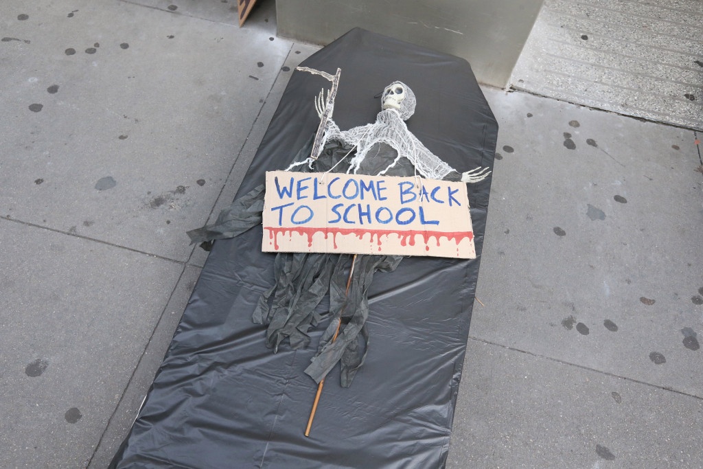 giao vien phan doi quay lai truong hoc anh 2