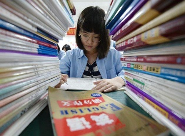 Hoc sinh goc A ra suc dung dau truong de thoat canh bi ky thi hinh anh