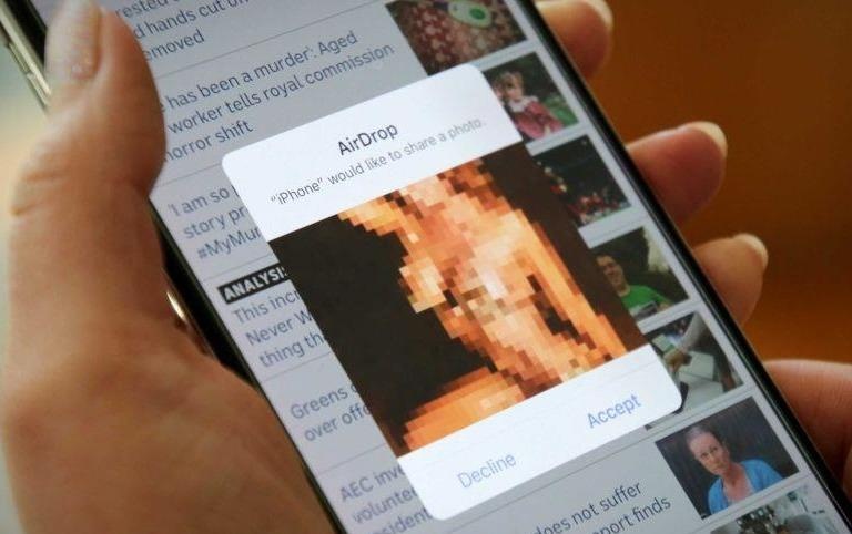 Duoi viec canh sat chia se trai phep anh nhay cam cua co gai da mat hinh anh