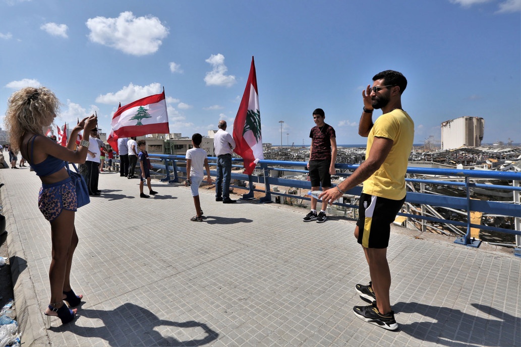 co gai chup anh truoc hien truong vu no beirut anh 2