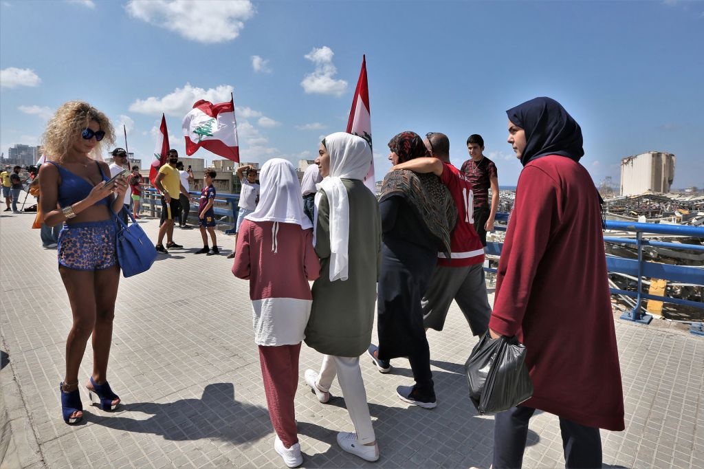 co gai chup anh truoc hien truong vu no beirut anh 3