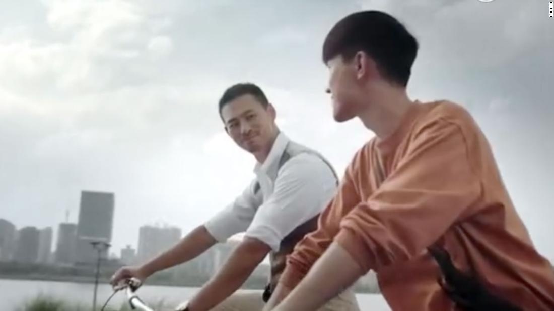 Quang cao TQ bi chi trich vi goi doi dong gioi la 'cha va con' hinh anh