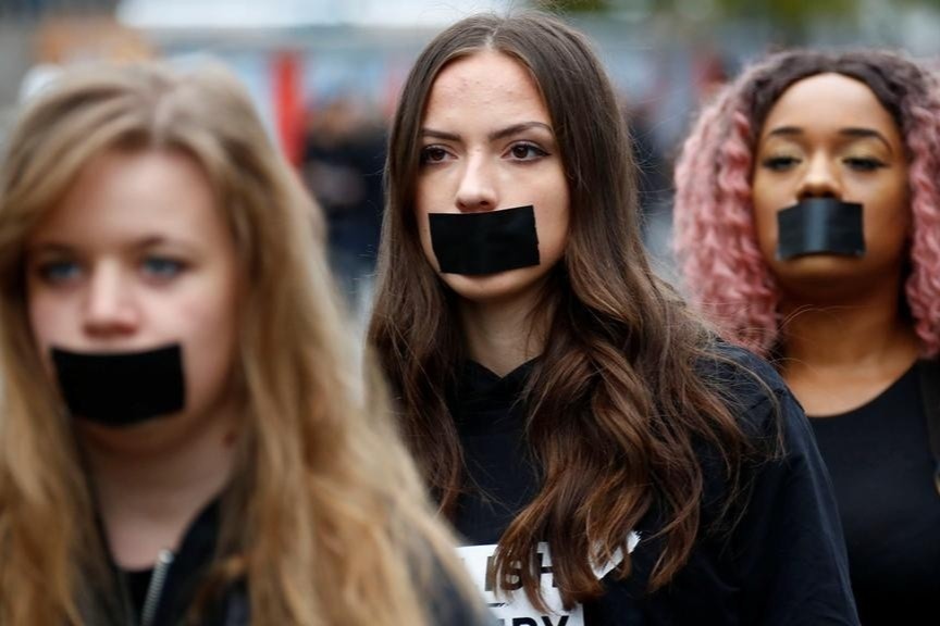 Vuot bien trai phep, co gai Nigeria bi ep lam gai mai dam hinh anh