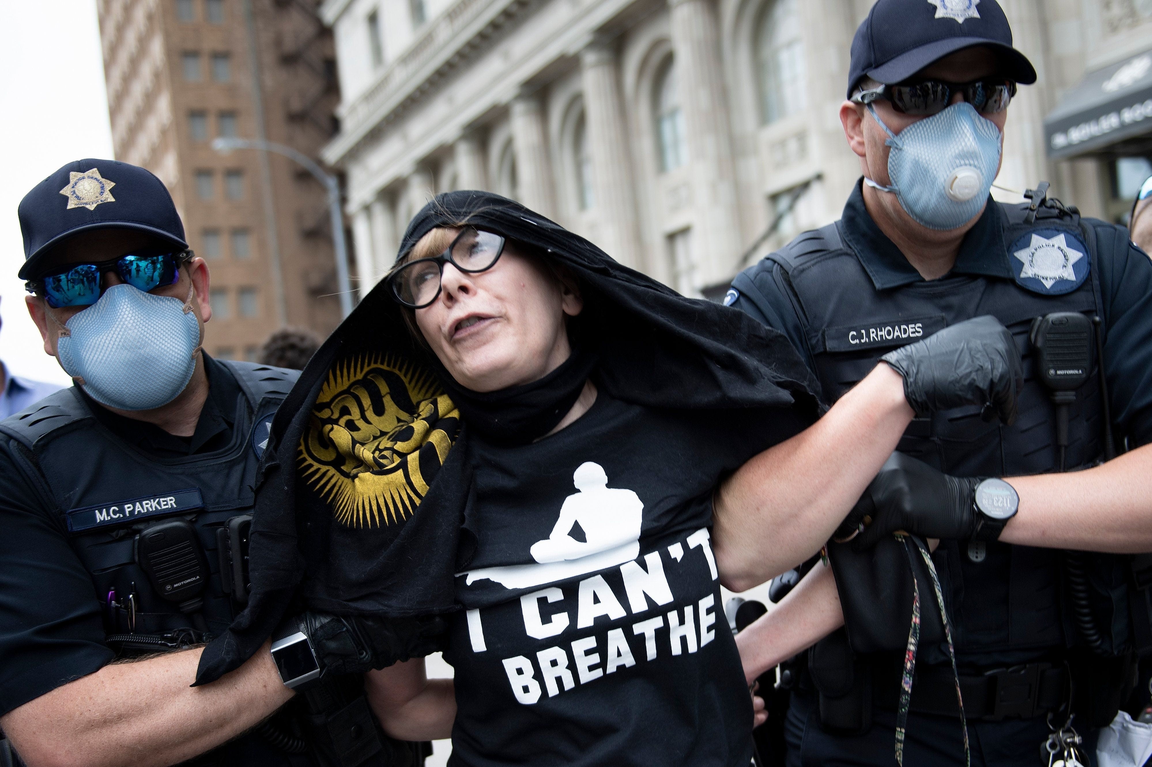 Mac ao in chu' 'I can't breathe', nu giao vien bi doa giet hinh anh