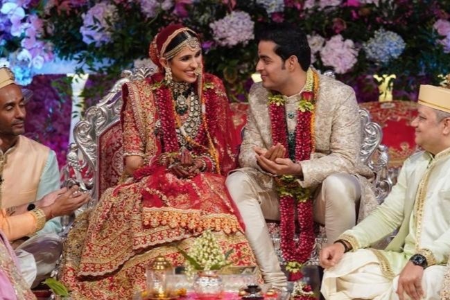 Nha giau An Do hoang phi thuc pham, tre em lai doi an hinh anh