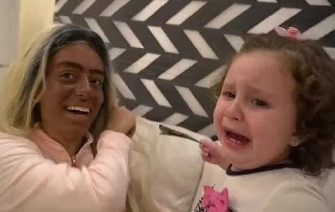 Vo chong YouTuber bi bat vi choi kham, doa con gai hinh anh