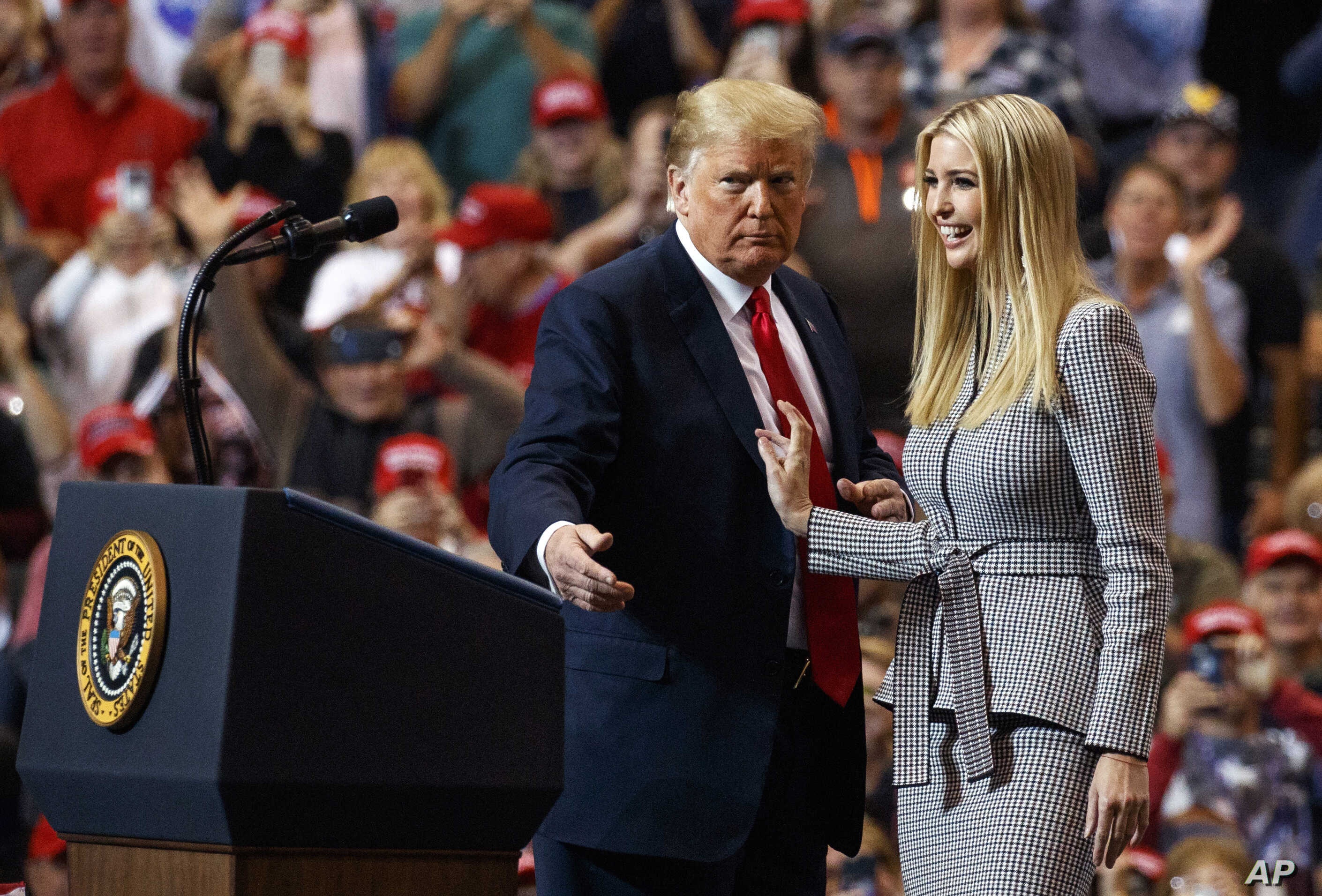 ivanka trump bị chỉ trích vì ủng hộ cha ảnh 2 ivanka trump bi chi trich vi ung ho cha anh 2