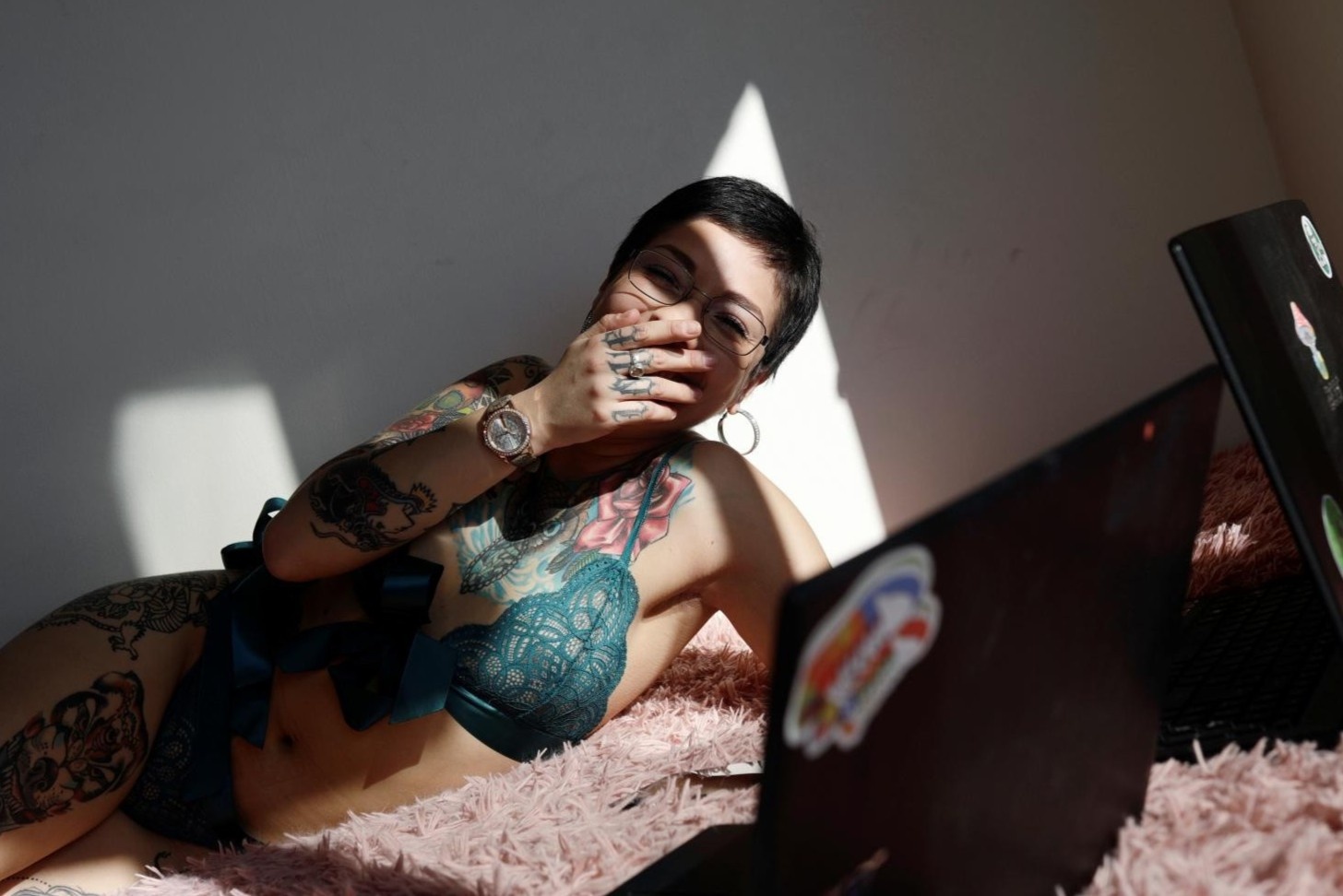 Dich Covid-19 lam dao lon cuoc song o khap noi tren the gioi hinh anh