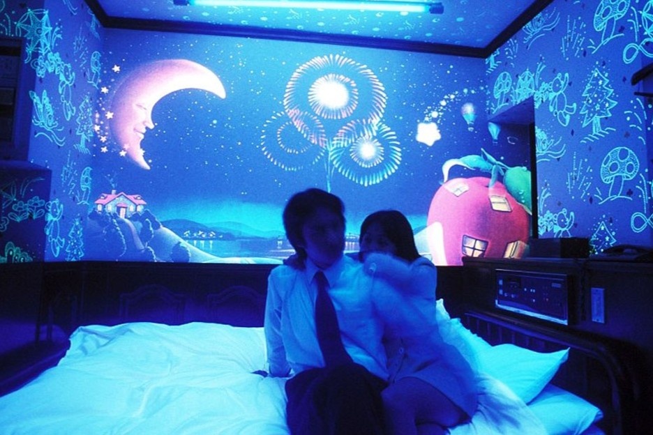 Nha qua chat, cac cap vo chong Hong Kong di khach san tinh yeu hinh anh